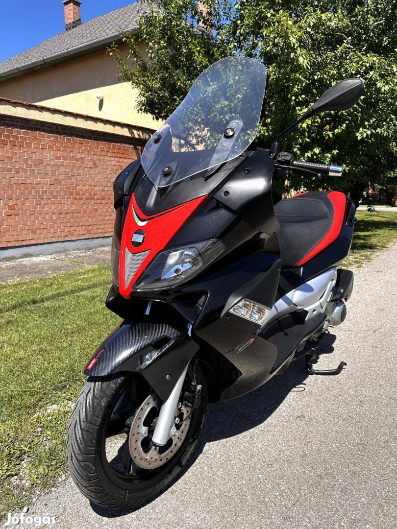 Aprilia SR Max 300