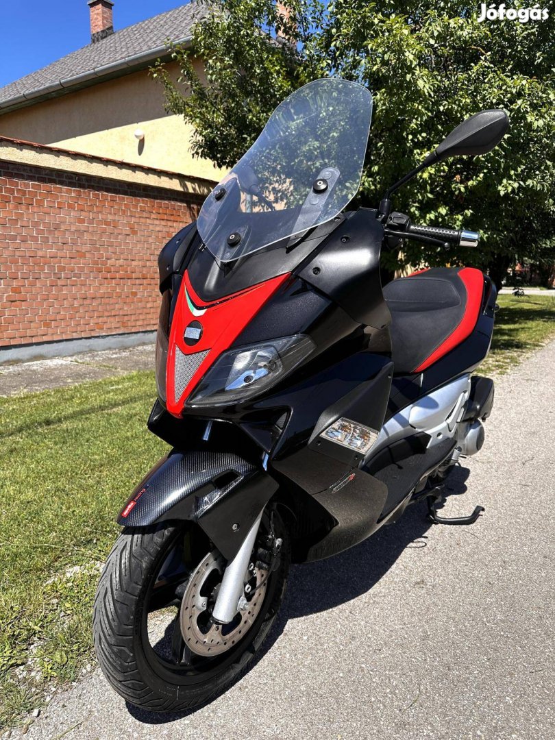 Aprilia SR Max 300