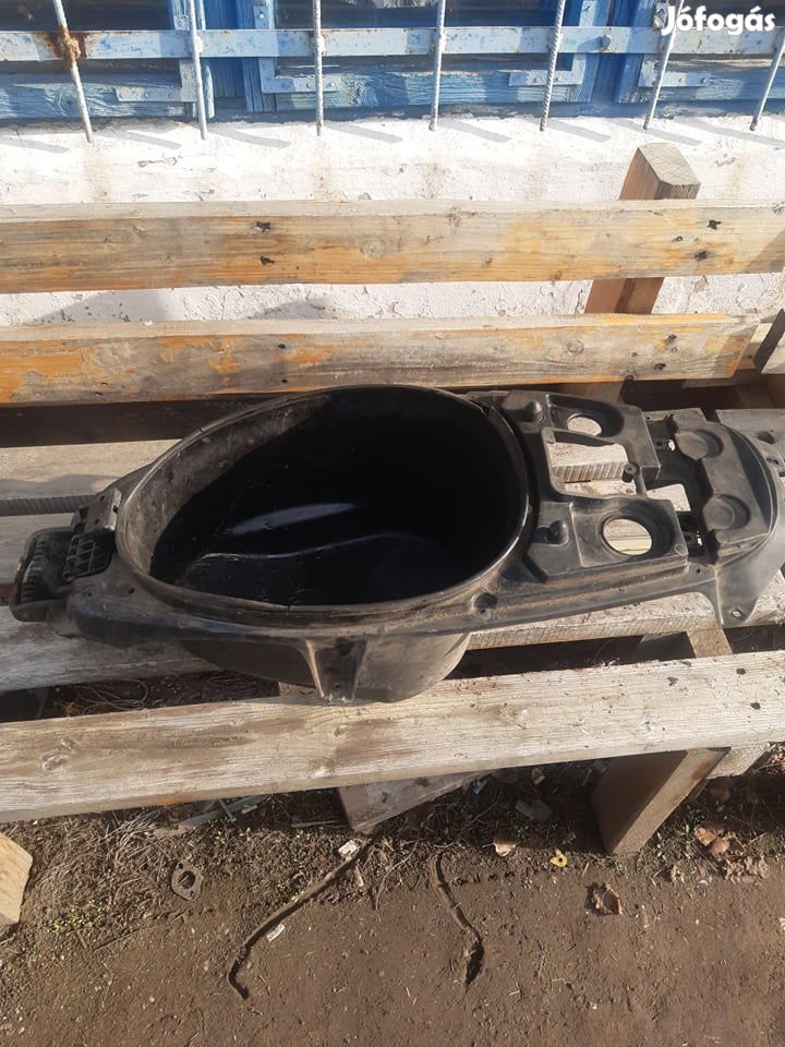 Aprilia Sr kör lámpás modell sisak tartó