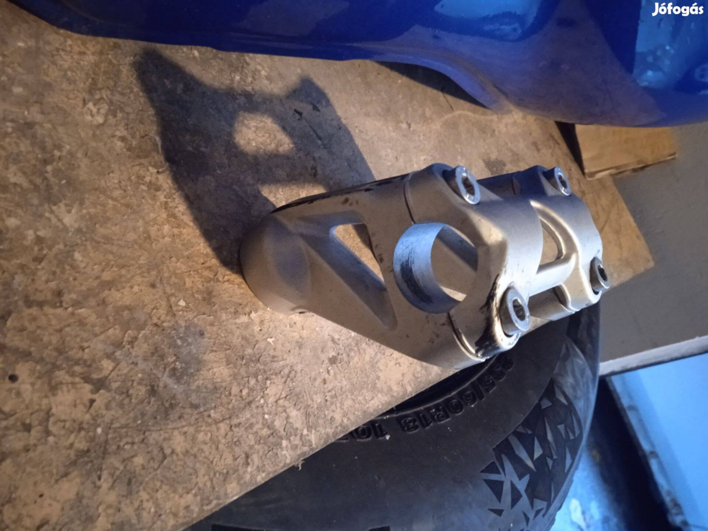 Aprilia kormány befogó