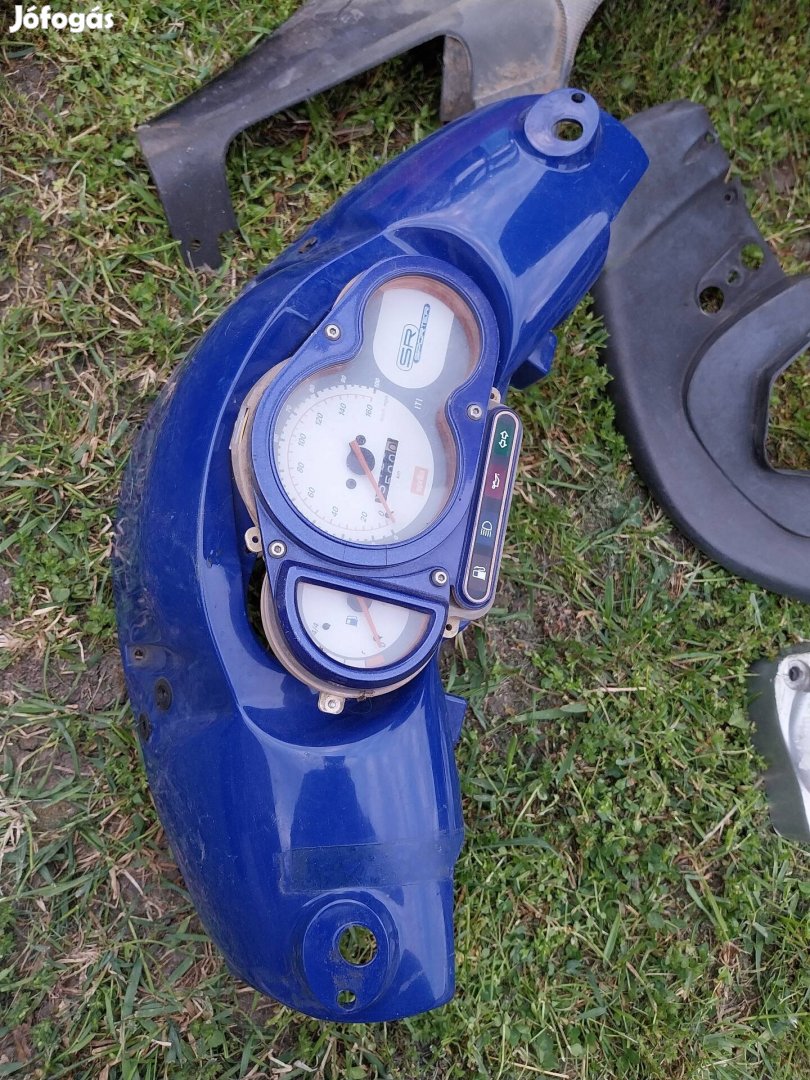 Aprilia sr alkatrészek egyben eladó.