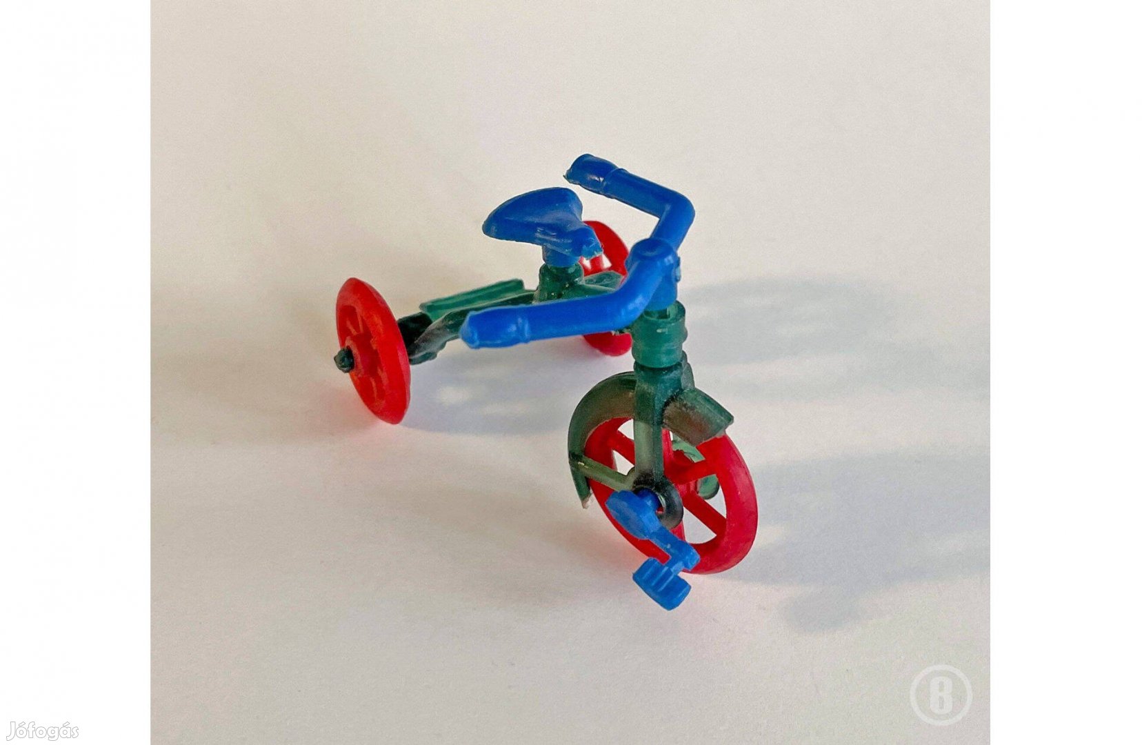 Apró tricikli / régi műanyag játék (az egyik pedál hiányzik)