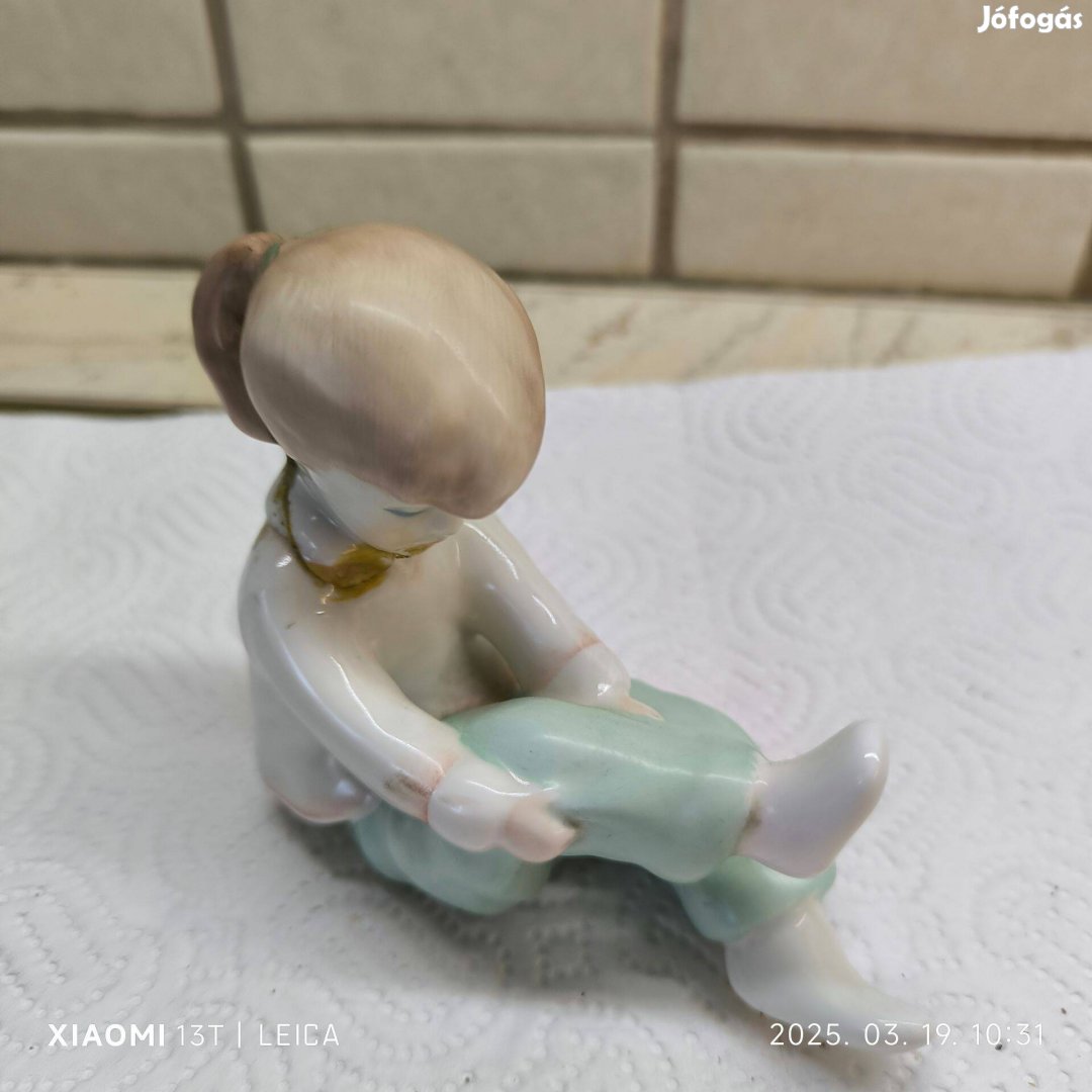 Aqincumi porcelán figura, cipőtfűző kislány eladó!