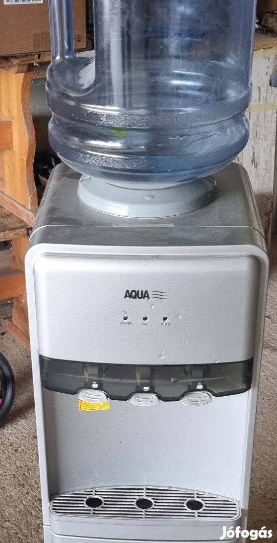 Aqua márkájú ballonos víz adagoló.