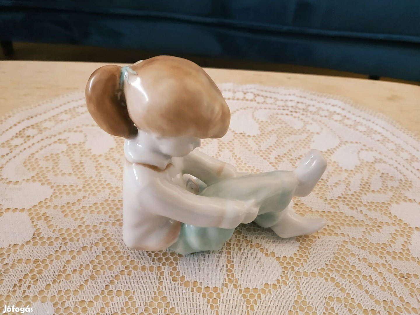Aquincum porcelán 'kislány' figura/nipp, kézzel festett, jelzett