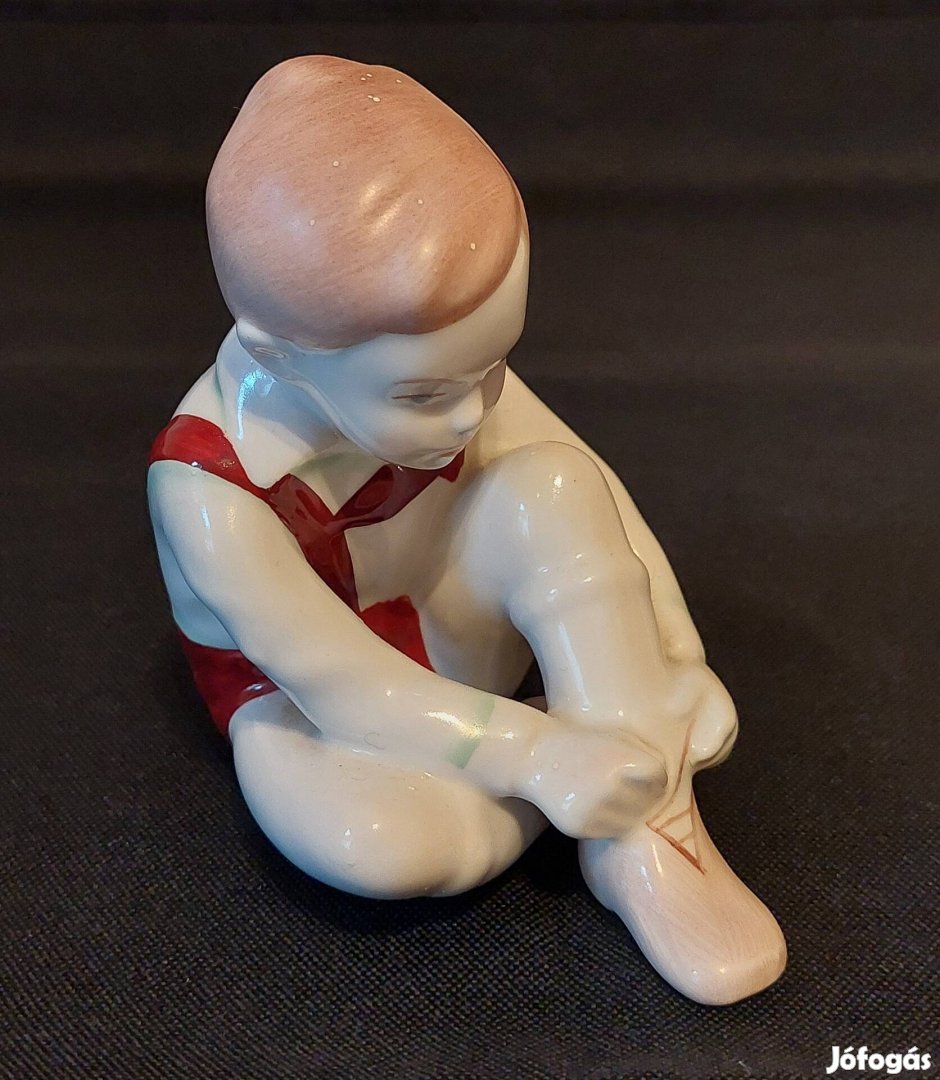 Aquincum porcelán figura, cipőt kötő kisfiú 
