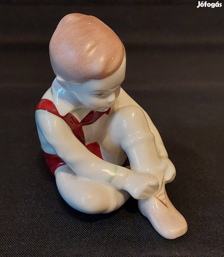 Aquincum porcelán figura, cipőt kötő kisfiú 