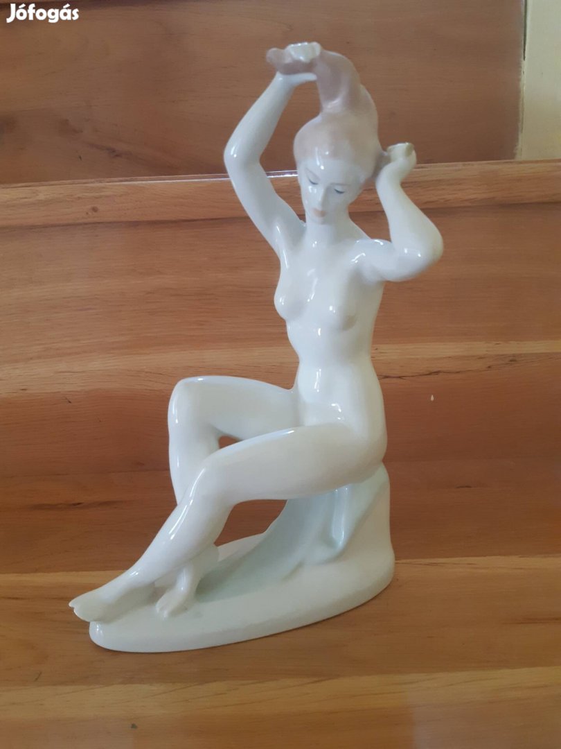 Aquincum porcelán figura nipp szobor fésülködő nő régi retro