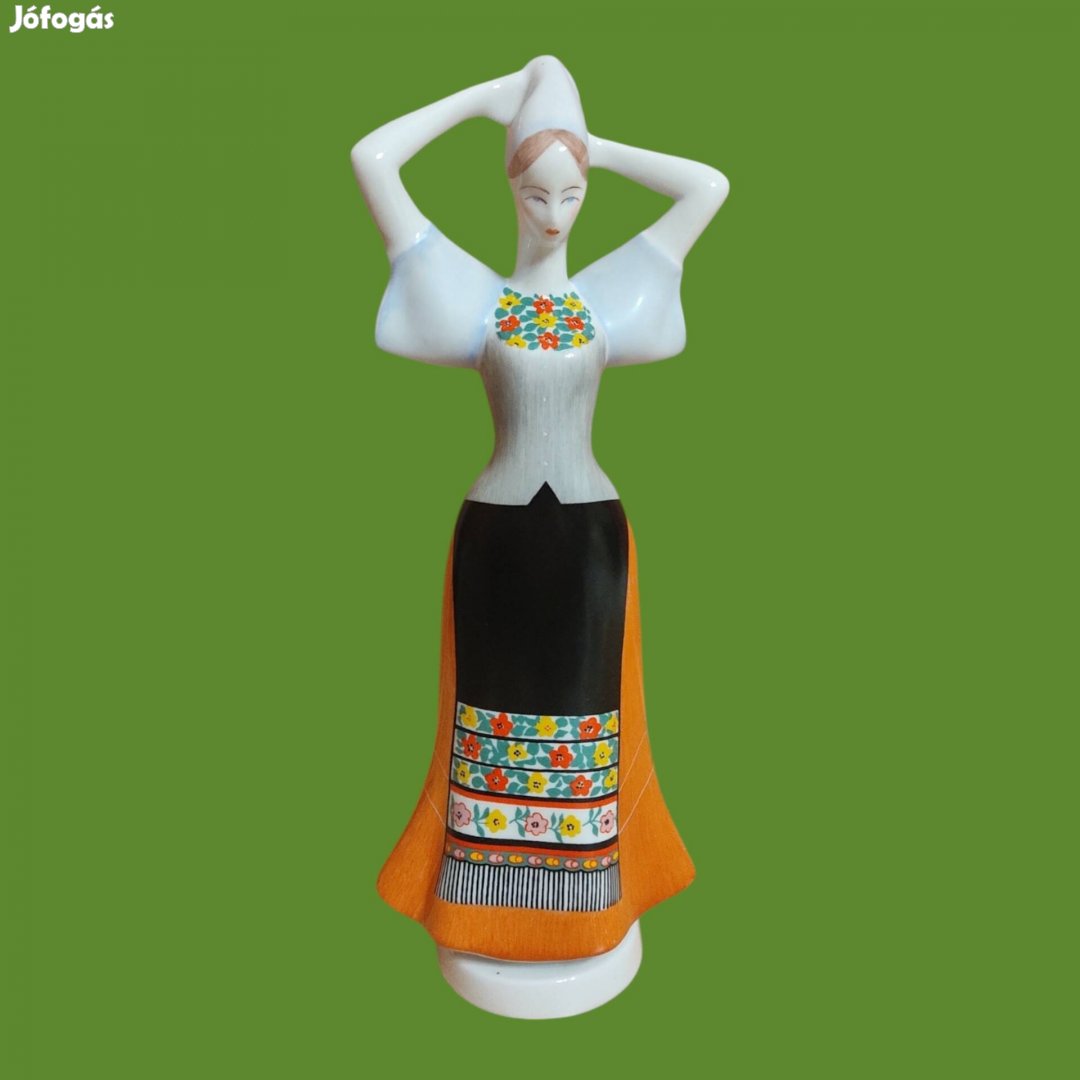 Aquincum porcelán női figura népviseletben