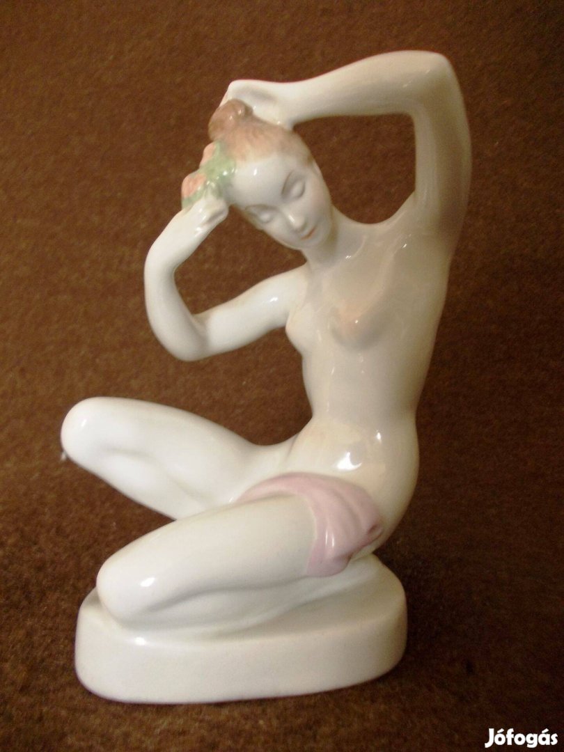 Aquincum porcelán térdelő, fésülködő női akt