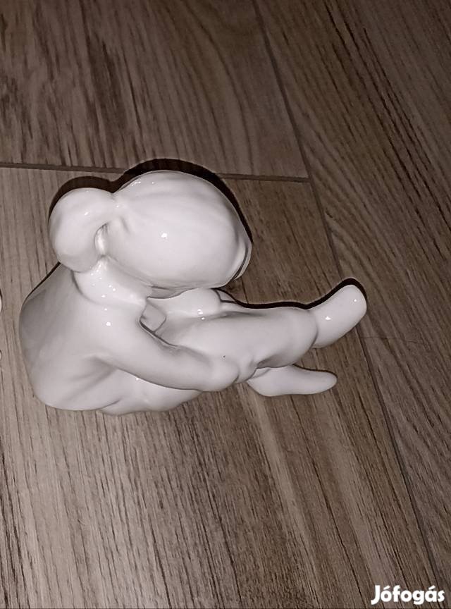 Aquincum porcelán zoknit húzó kislány 10cm