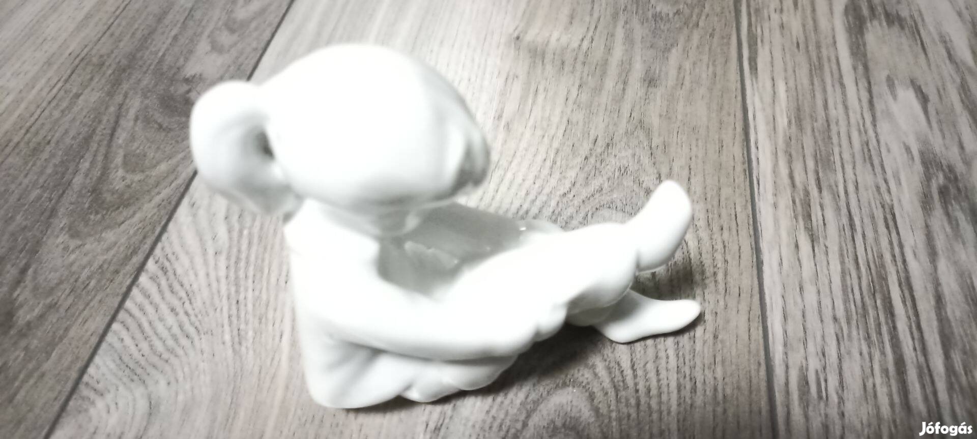 Aquincum porcelán zoknit húzó kislány 10cm