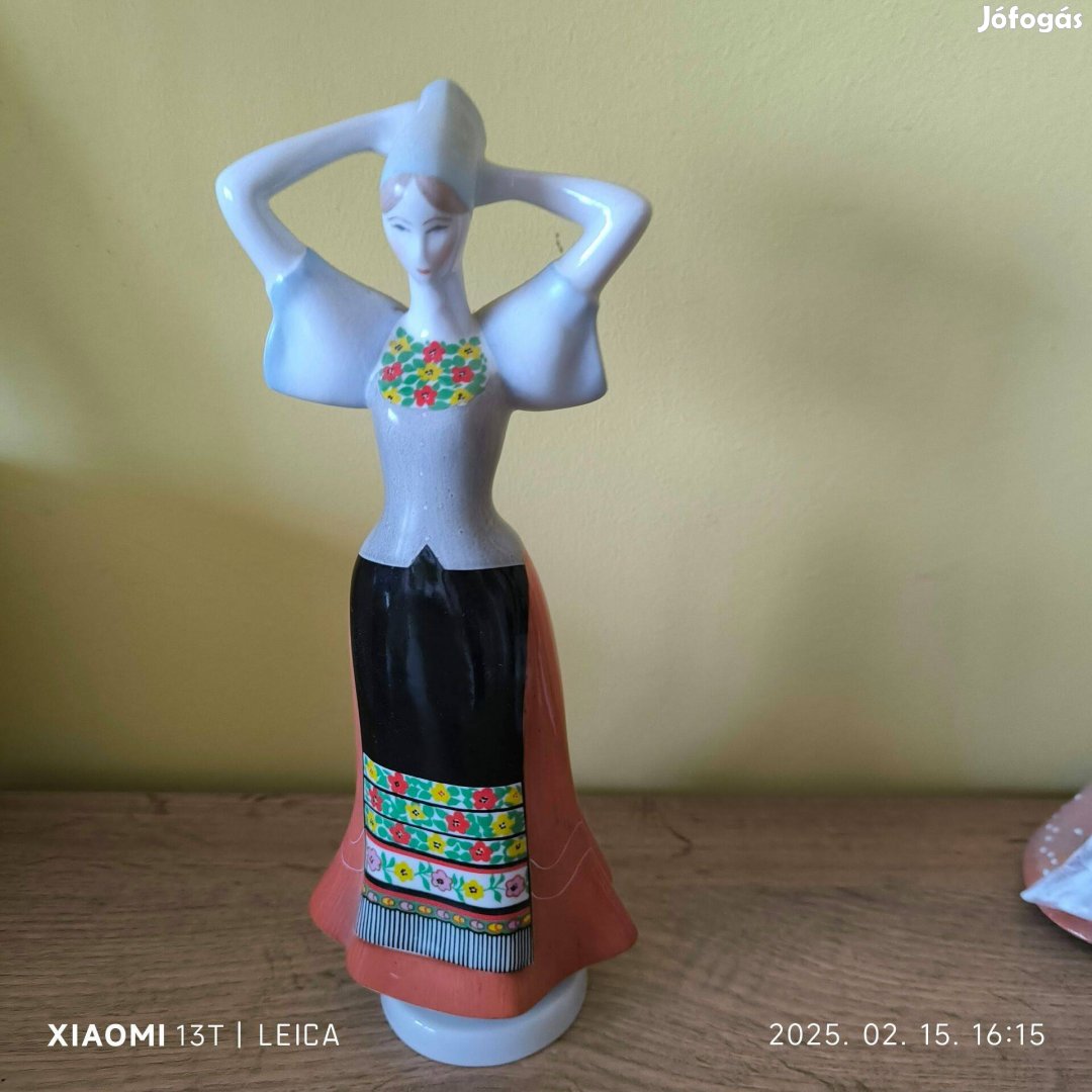Aquincumi népviseletes lány porcelán figura eladó!