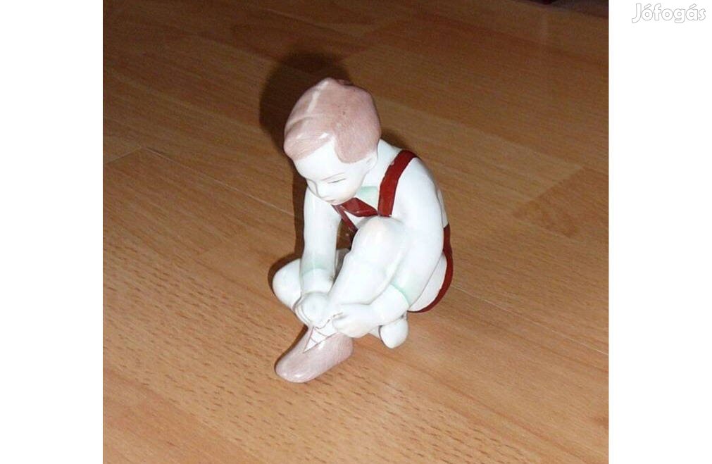 Aquincumi porcelán, cipőfűzőt kötő kisfiú. 10,5cm