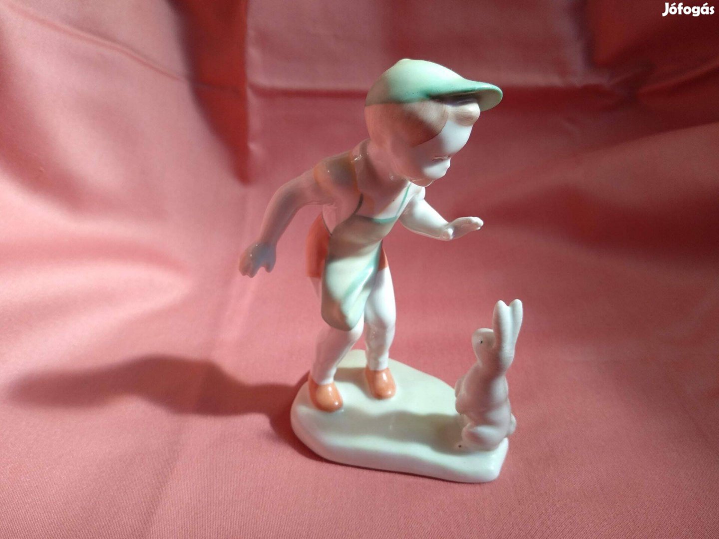 Aquincumi porcelán figura kisfiú nyuszival