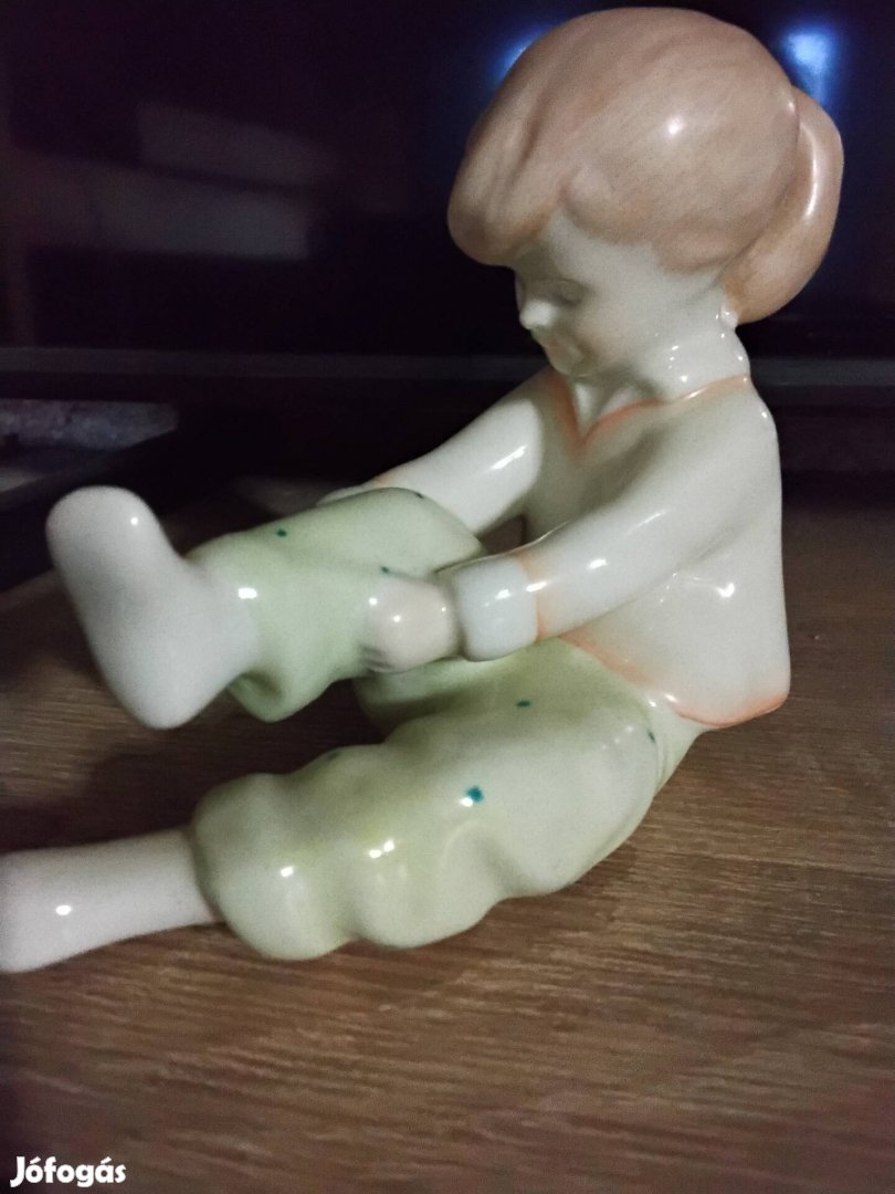 Aquincumi porcelán pöttyös nadrágos kislány