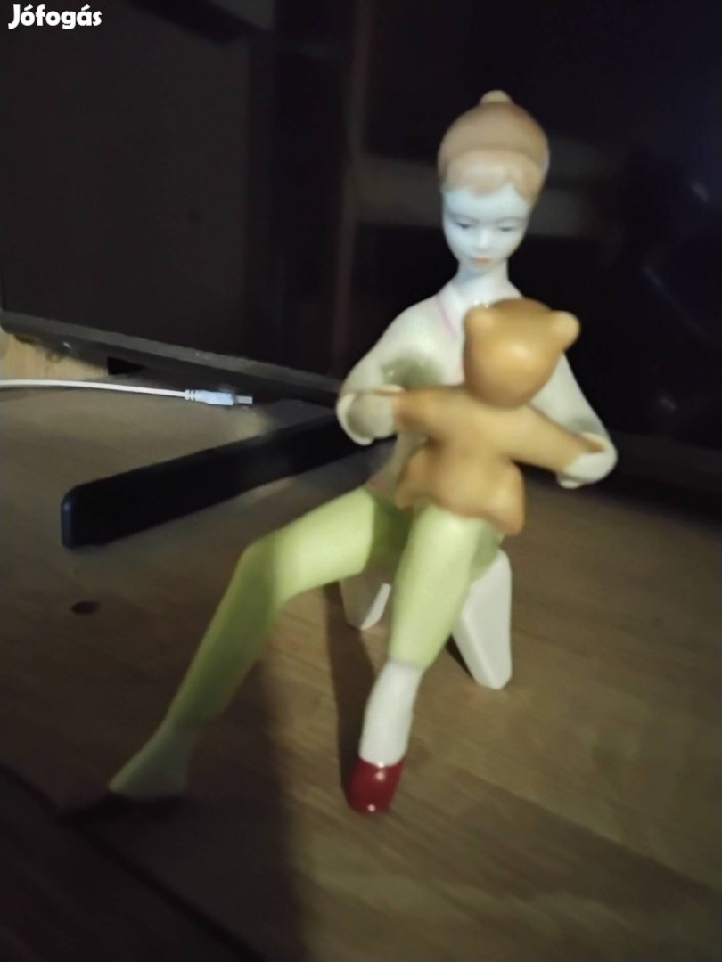 Aquincumi ülő kislány macival