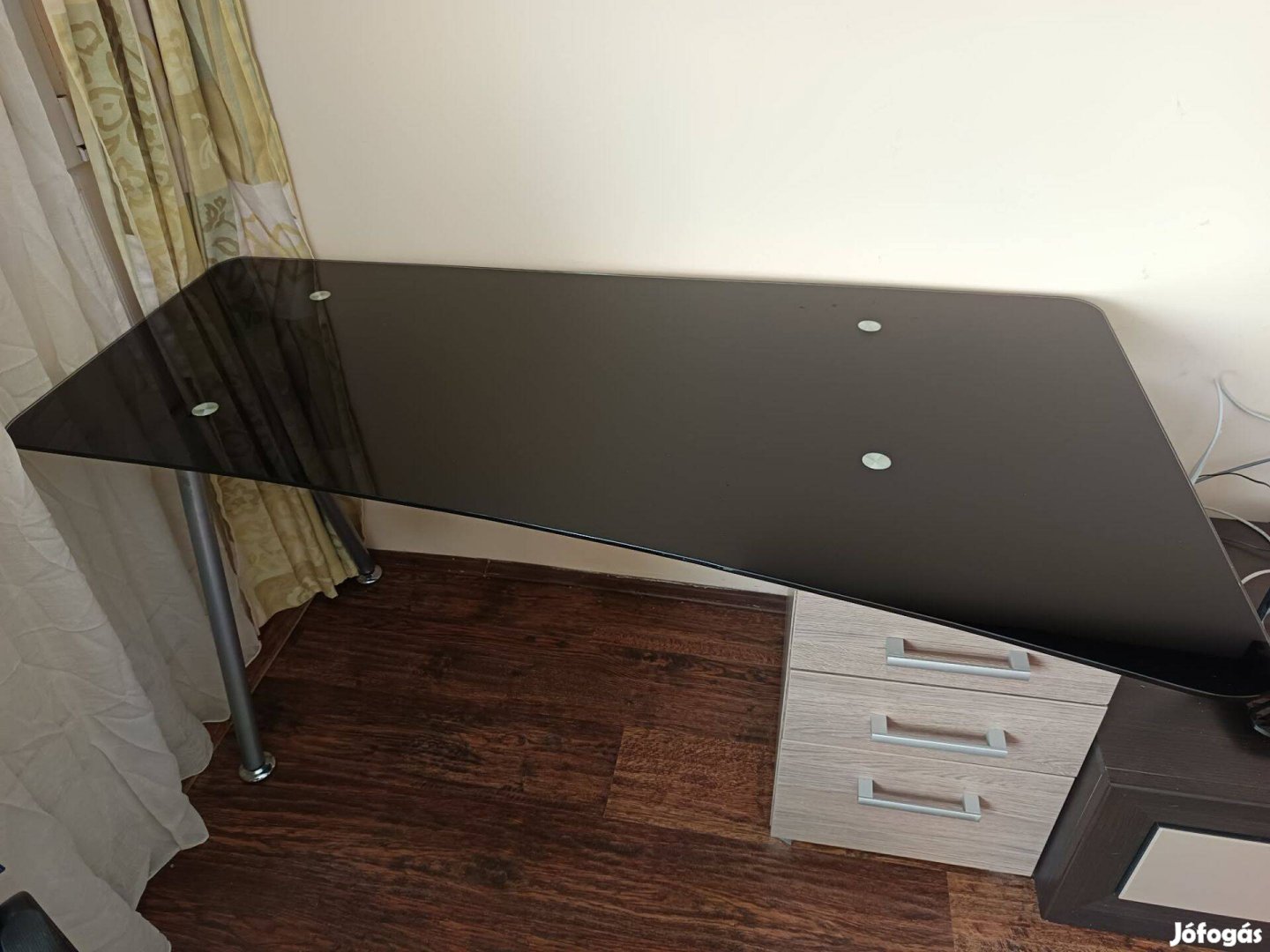 Ár alatt eladó! Fekete üveglapos, 3 fiókos íróasztal akár