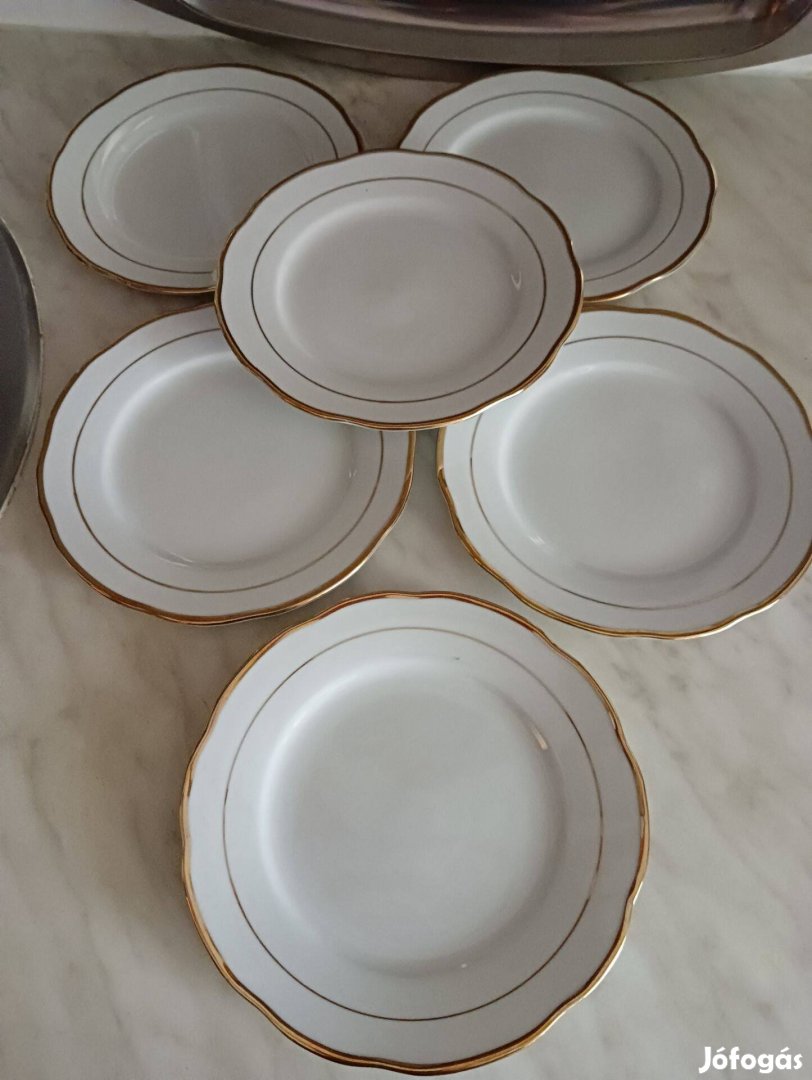 Arany szegélyű süteményes fehér porcelán tányérok