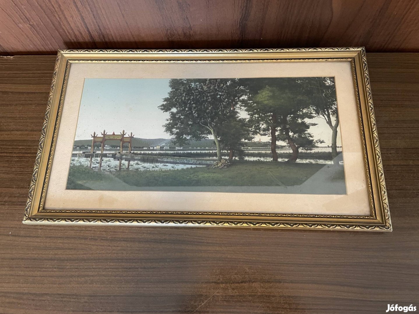 Arany szélű képkeretben kínai tájkép