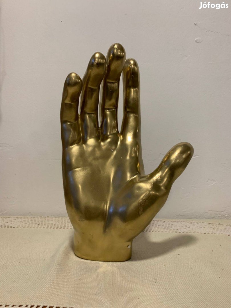 Arany színű, gipszből készült kéz, kézfej alakú szobor