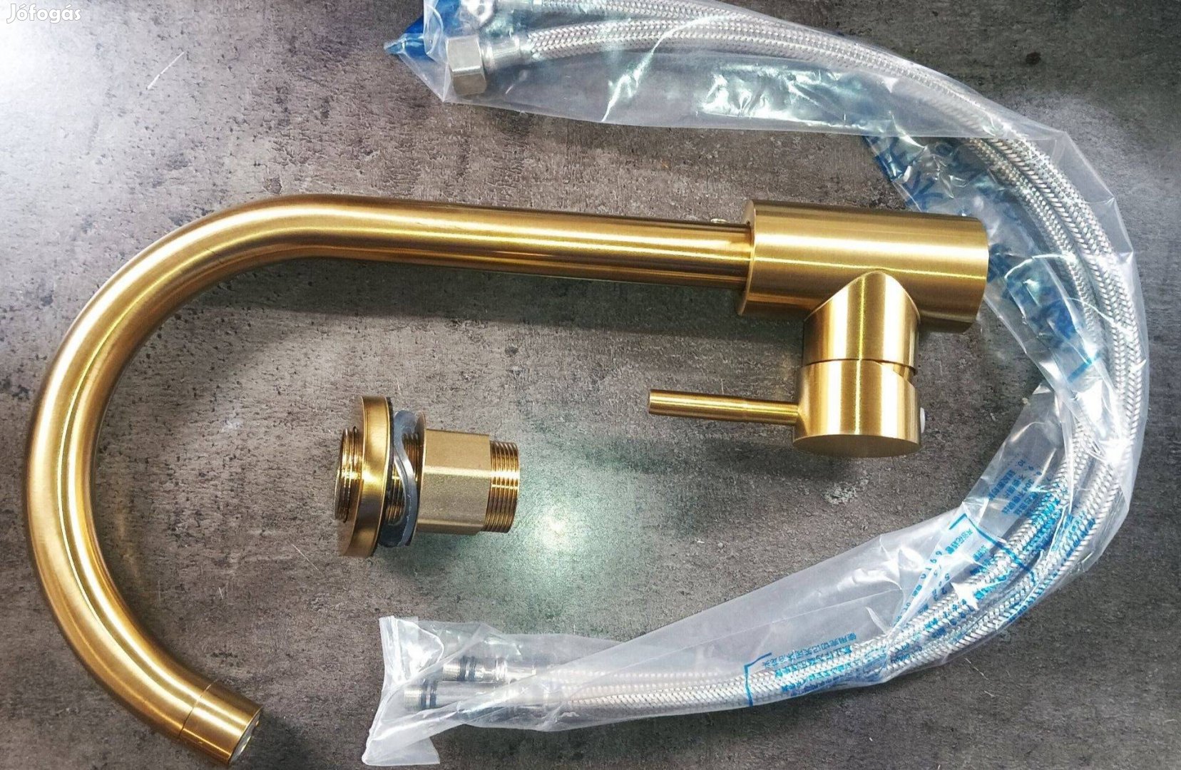 Arany színű, luxus csaptelep mosogatóhoz