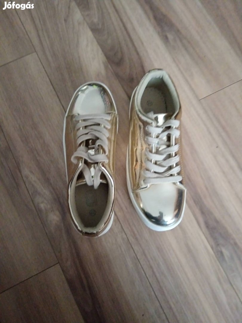 Arany színű cipő 37es