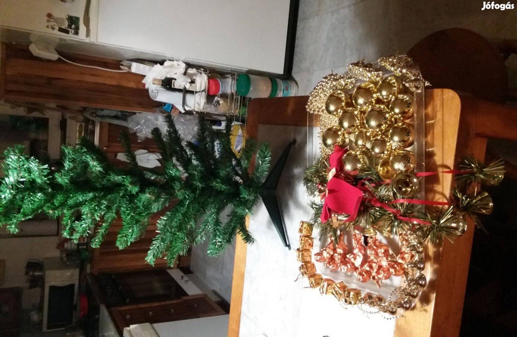 Arany színű díszekkel karácsonyfa 90 cm asztali műfenyő