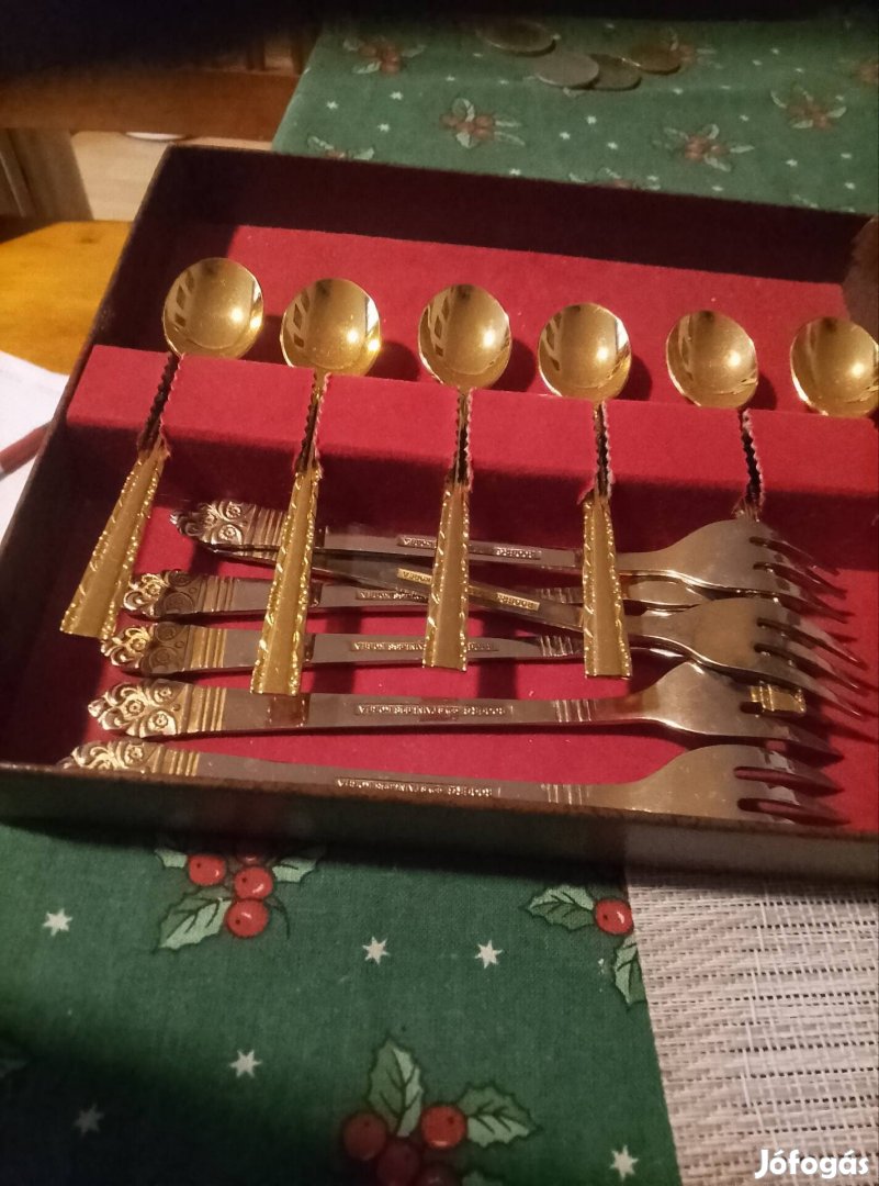 Arany színű étkészlet