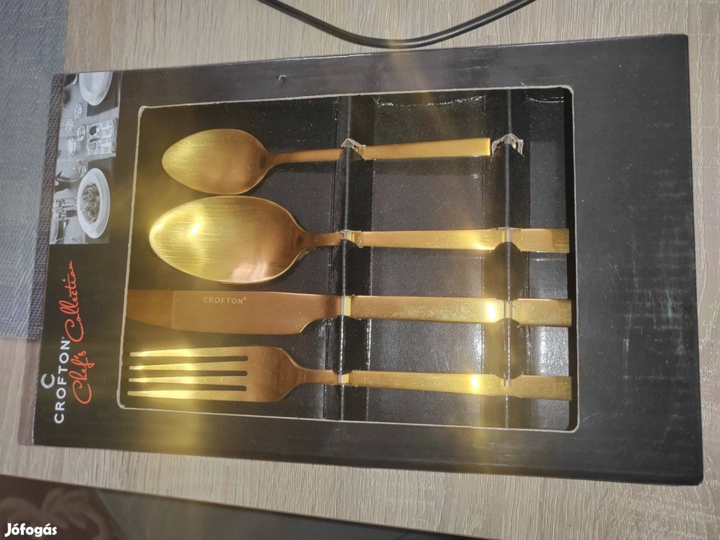 Arany színű evőeszköz készlet