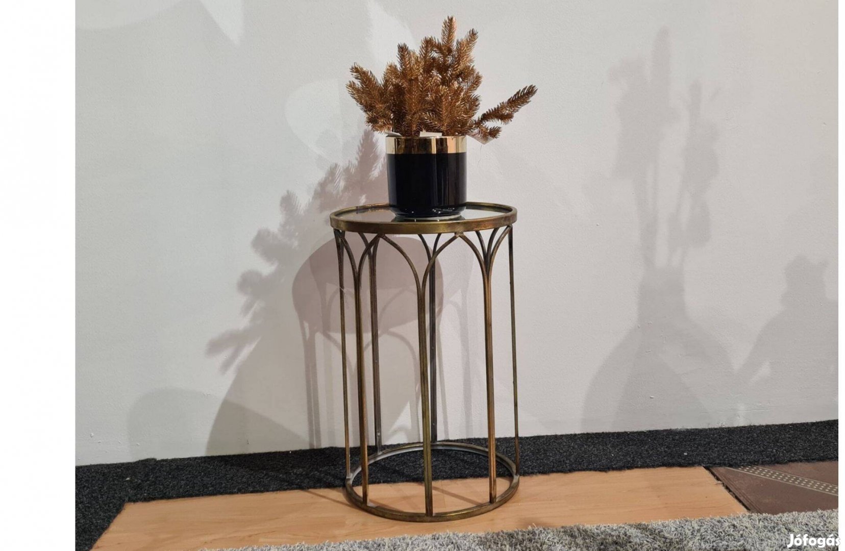 Arany színű lerakóasztal a tetején üveg lappal 56 cm