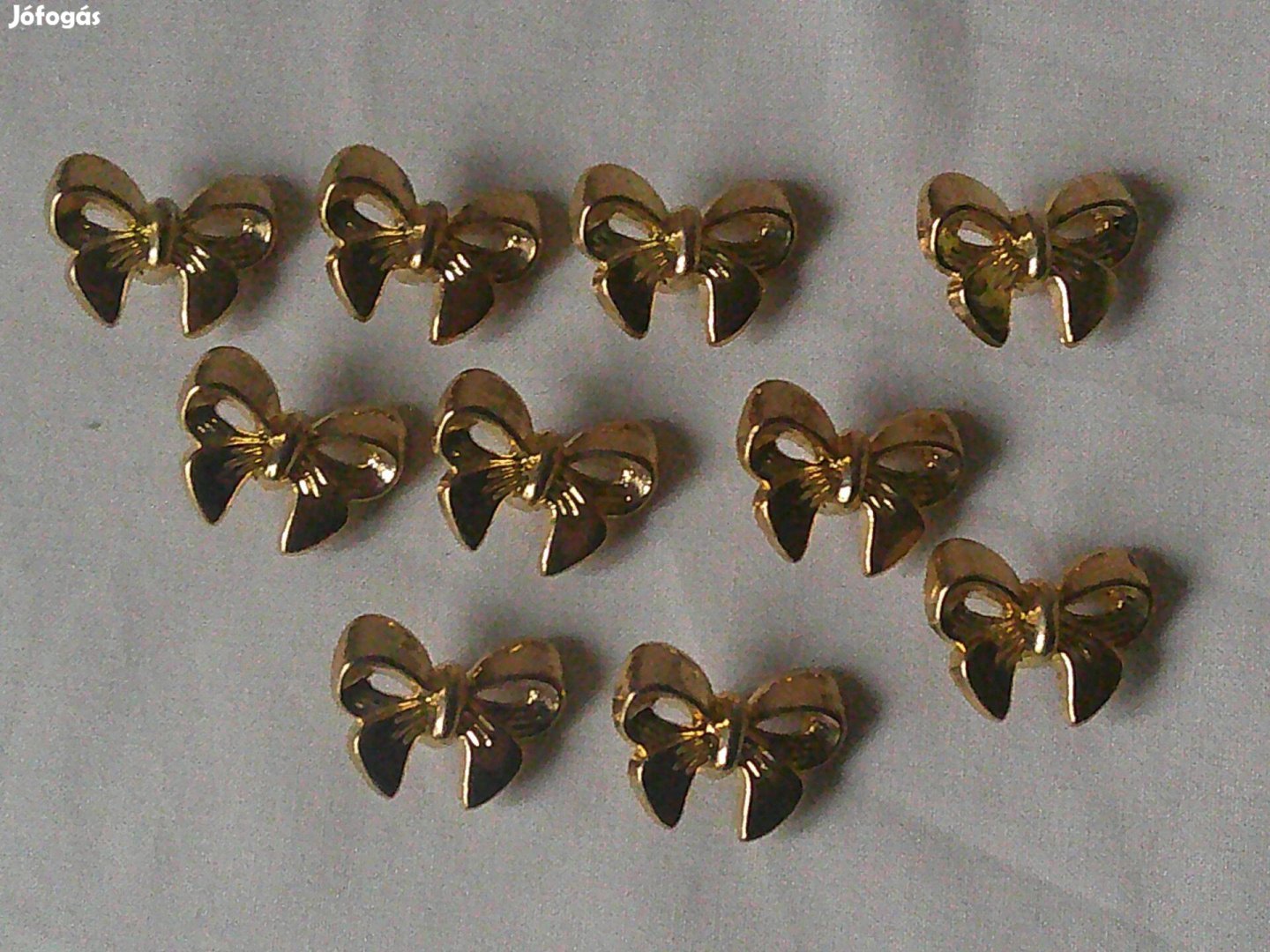 Arany színű műanyag gomb 10 db. Masni