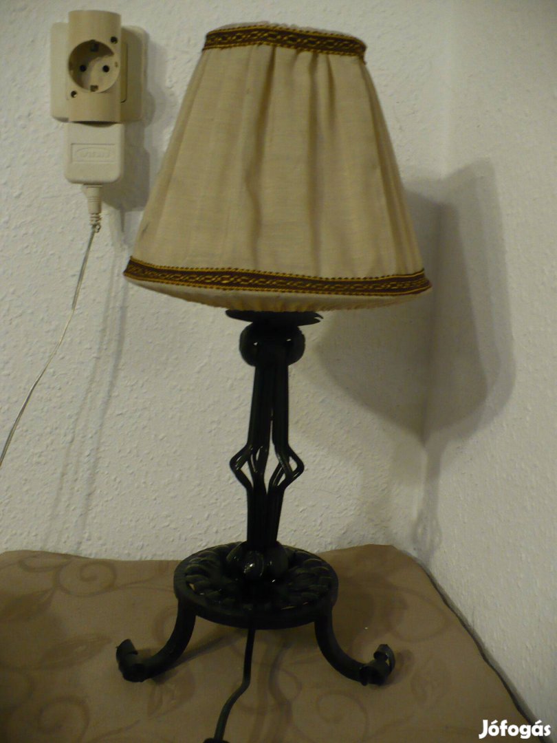 Aranyos kivitelű asztali lámpa