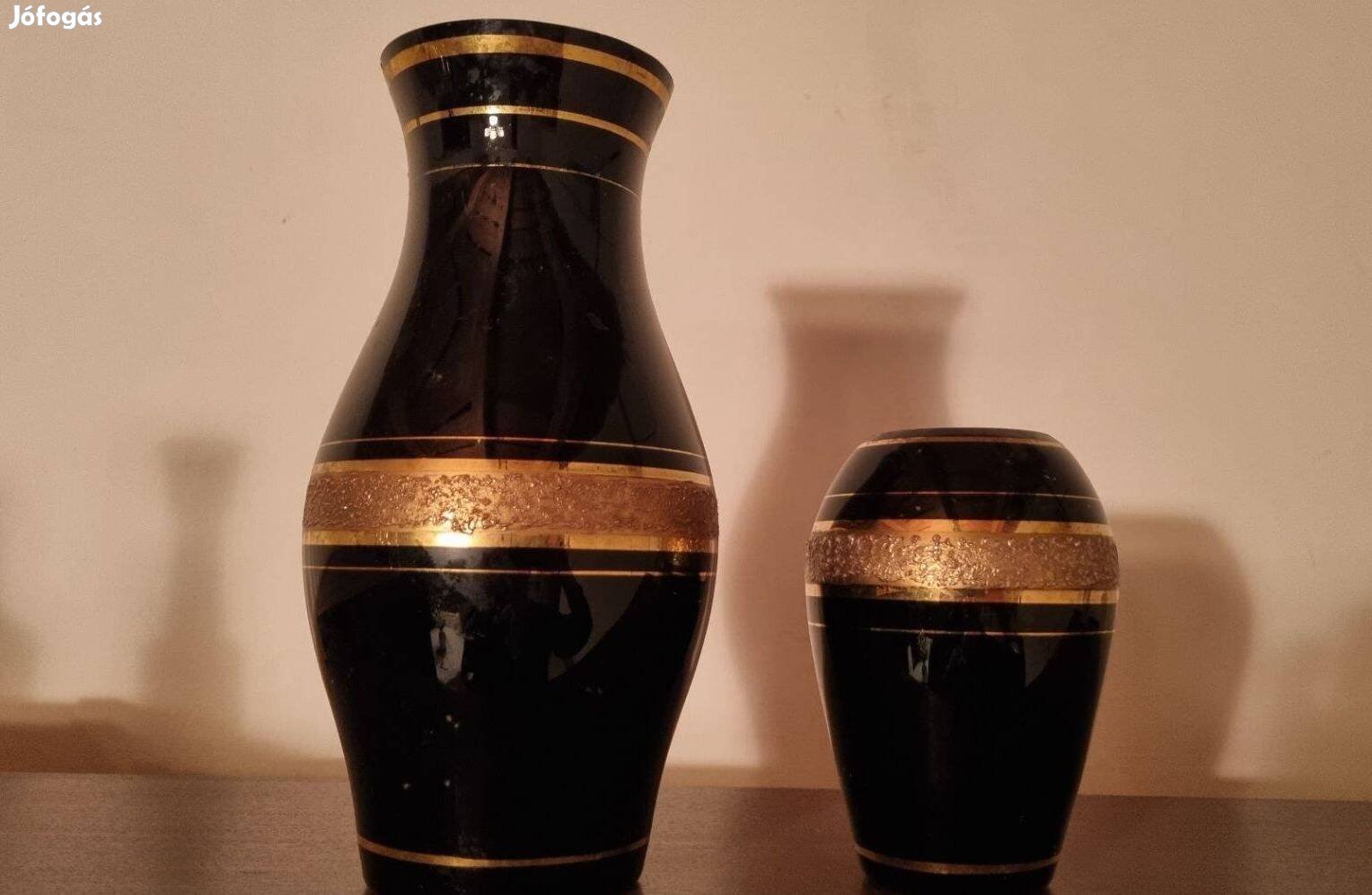 Aranyozott fekete üveg váza