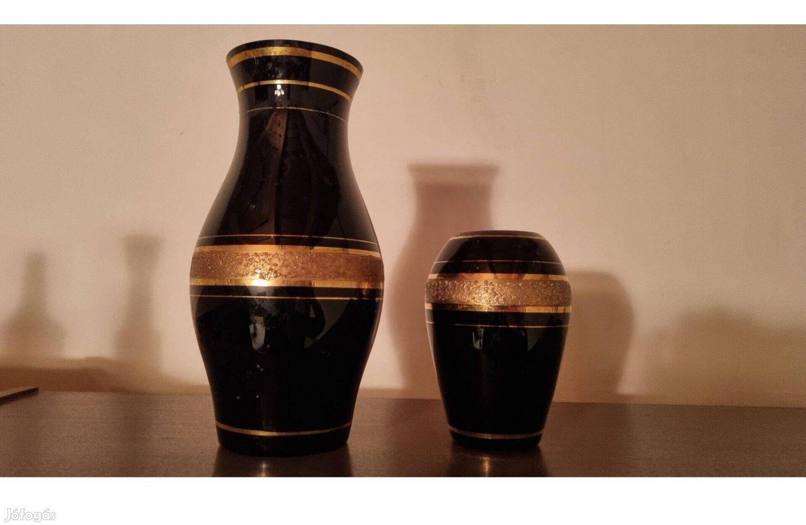 Aranyozott fekete üveg váza