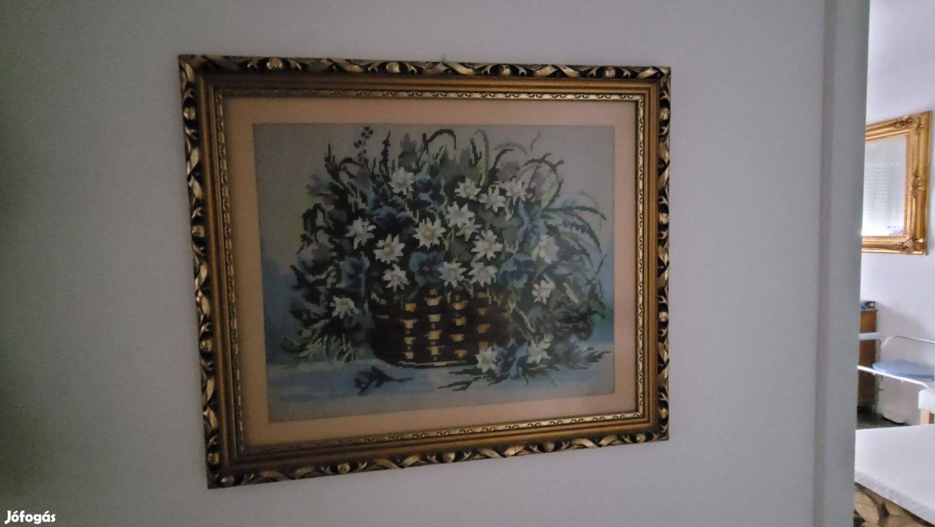 Aranyozott keretes dísztárgyak