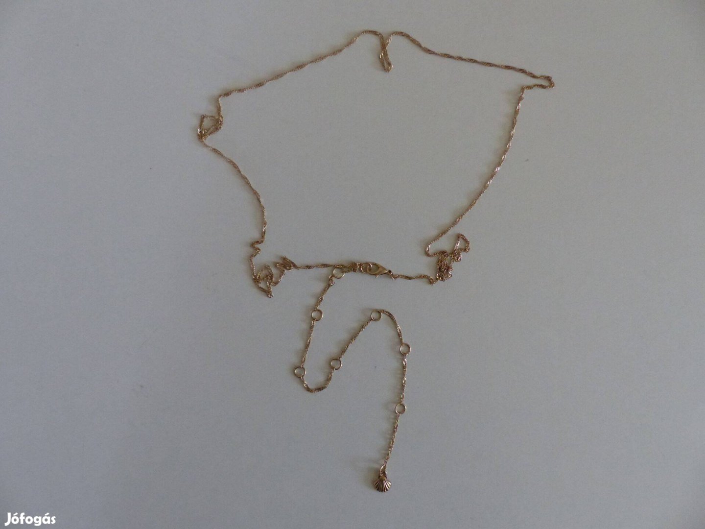 Aranyozott nyaklánc kagylós medállal