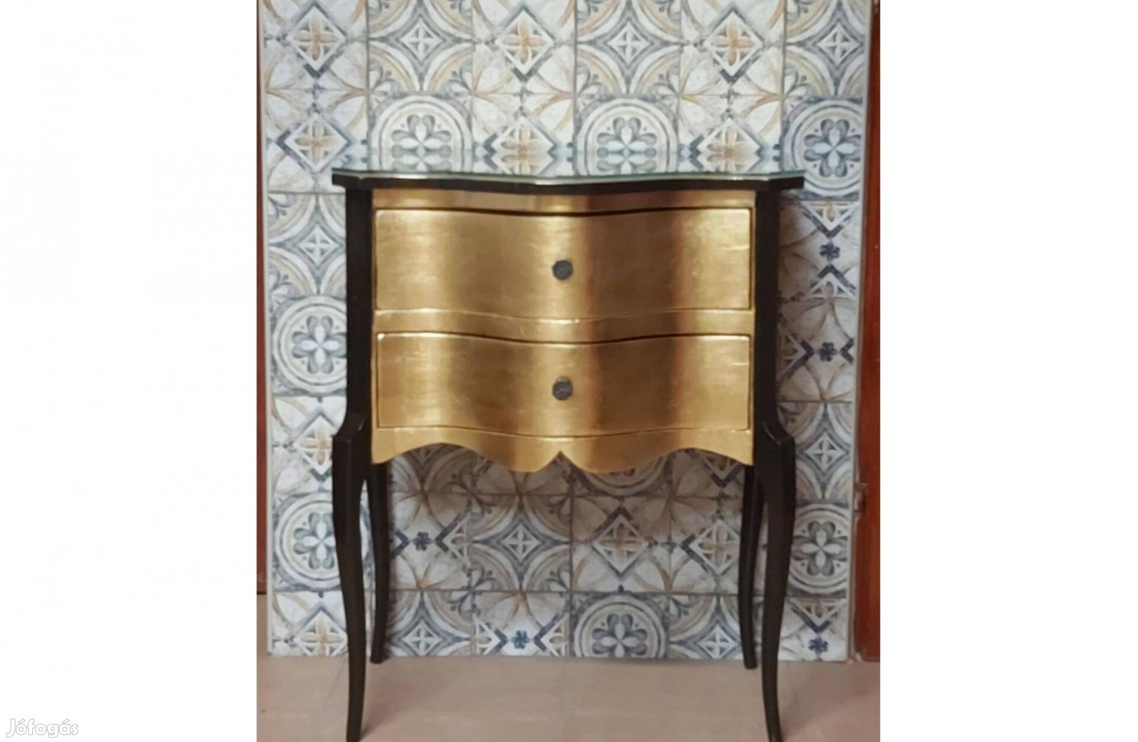 Aranyozott vintage fiókos éjjeli szekrény