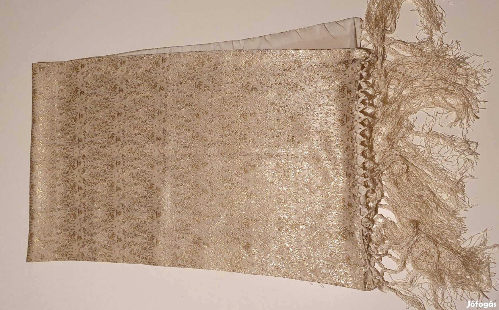 Aranyszállal átszőtt fehér-gyöngyház színű iráni selyemkendő vagy sál