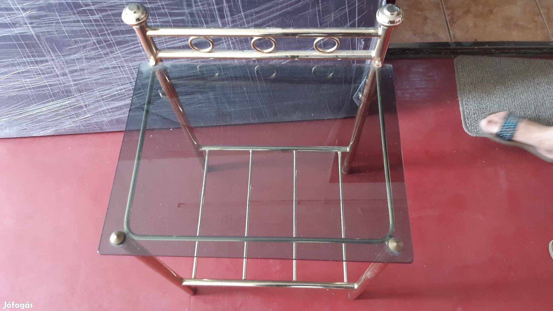 Aranyszínű polc üveglappal