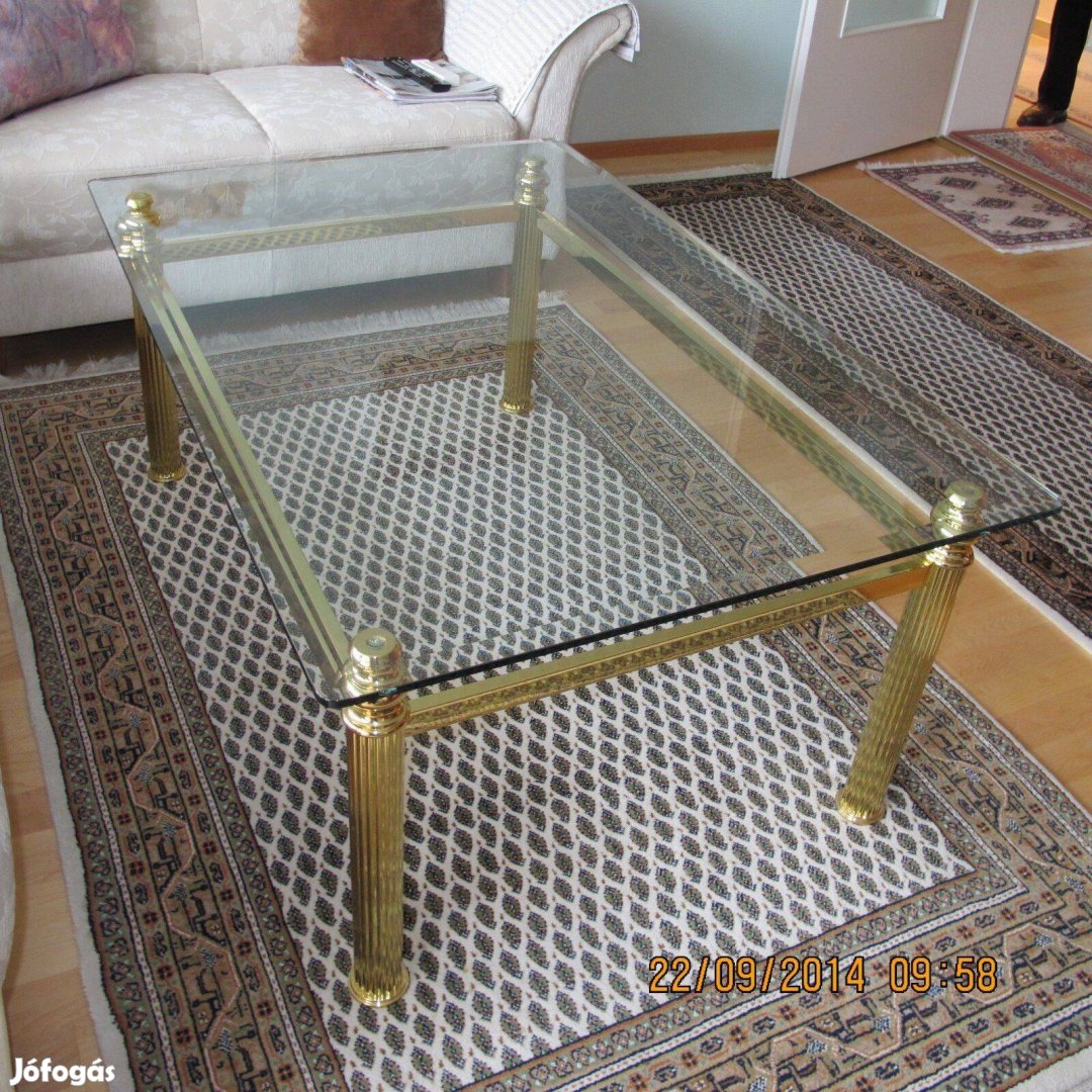 Aranyszínű üveglapos dohányzóasztal