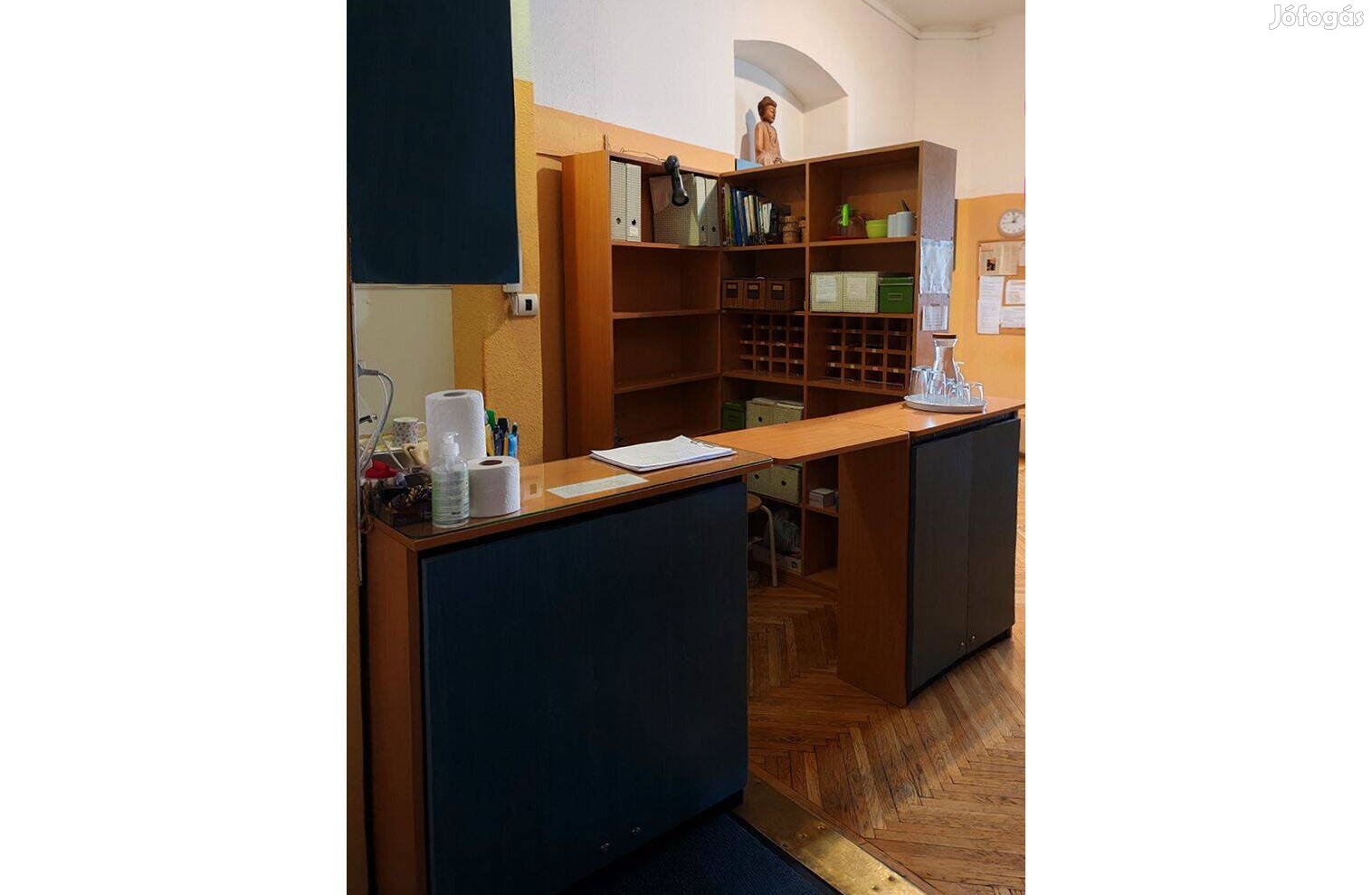 Áresés! Recepciós pult kiegészítőkkel eladó