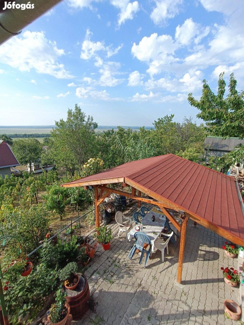 Áresés Csóron egy 2 szintes családi ház eladó