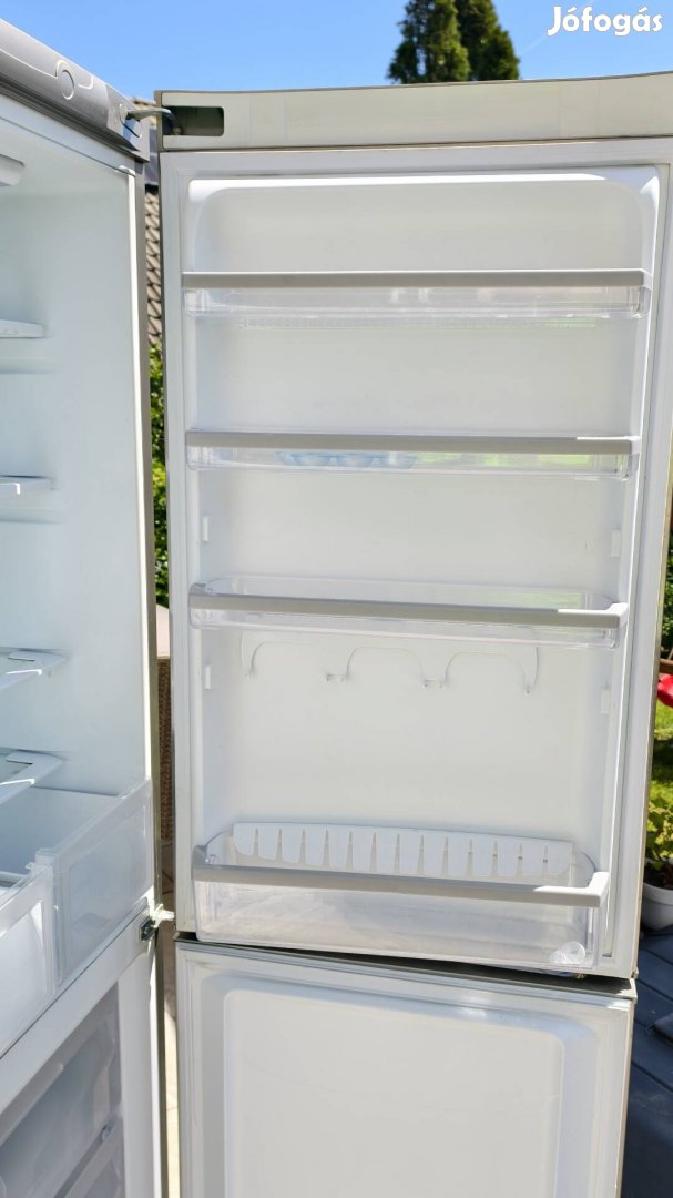 Ariston SBM 1822 V - alulfagyasztós inox hűtő, A+ 218/116 liter