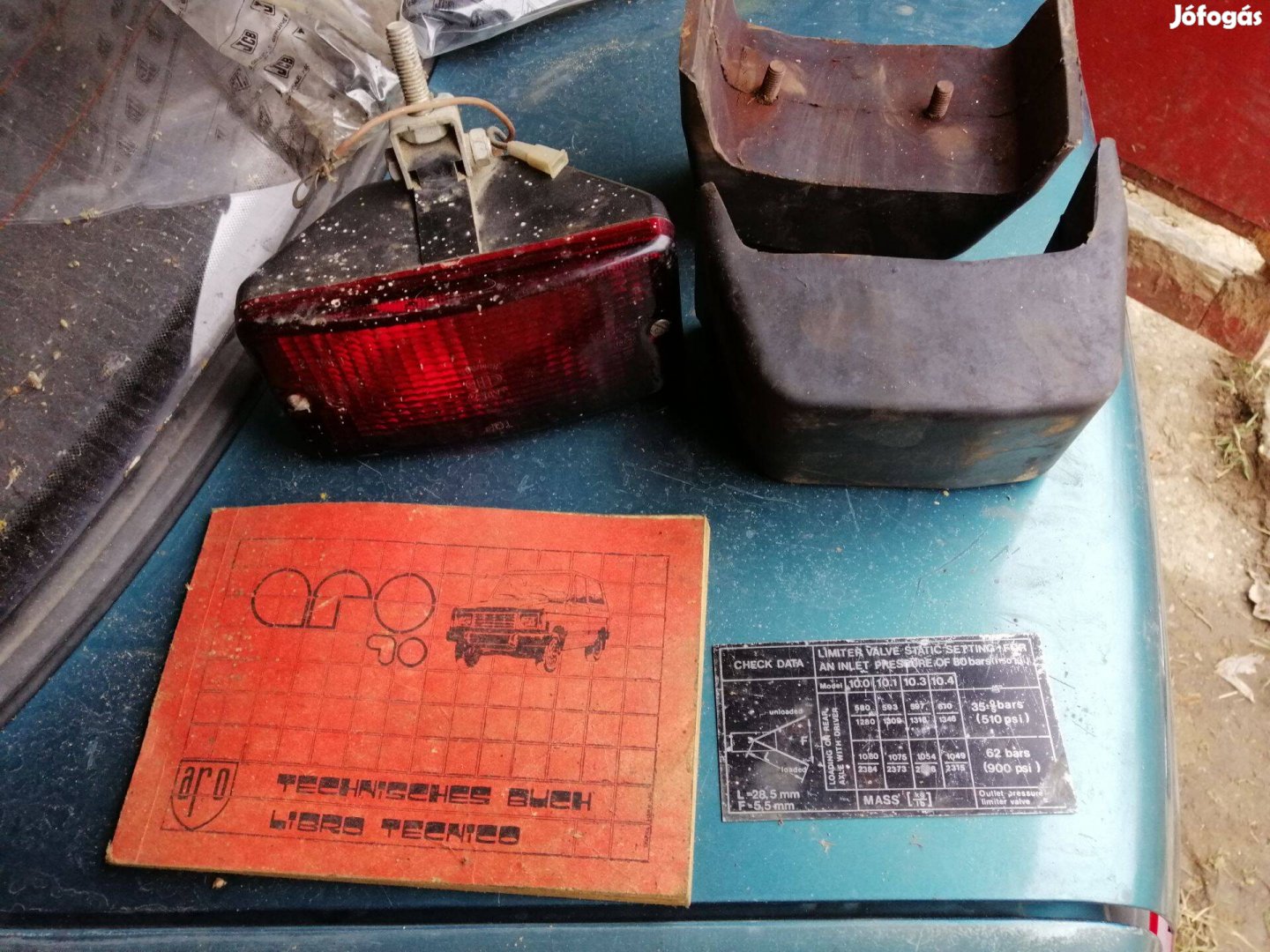 Aro 1,3 kisteher SUV hátsó gyári háttámla ,ködlámpa , új ,