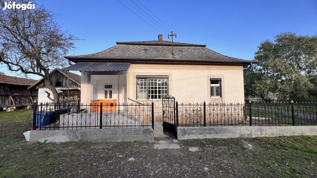 Ároktő Tisza folyó közeli, 2 szobás, felújított családi ház Eladó