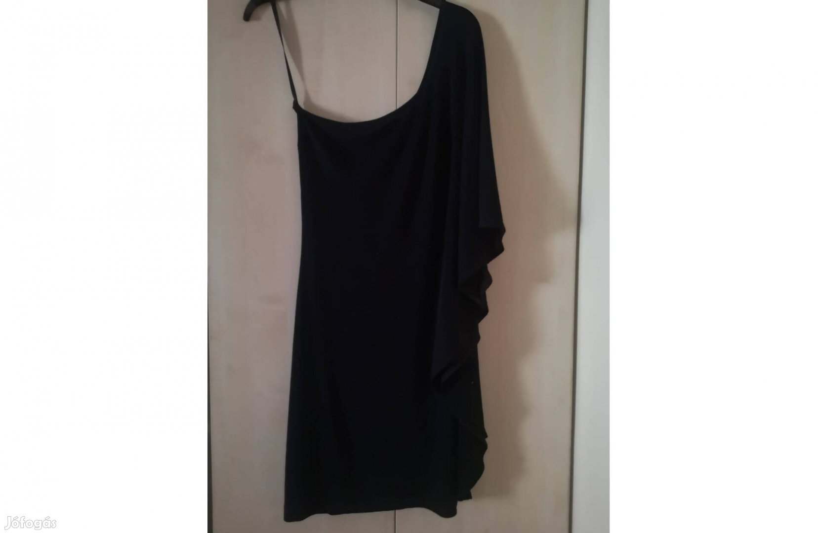 Artz Modell félvállas mini koktélruha