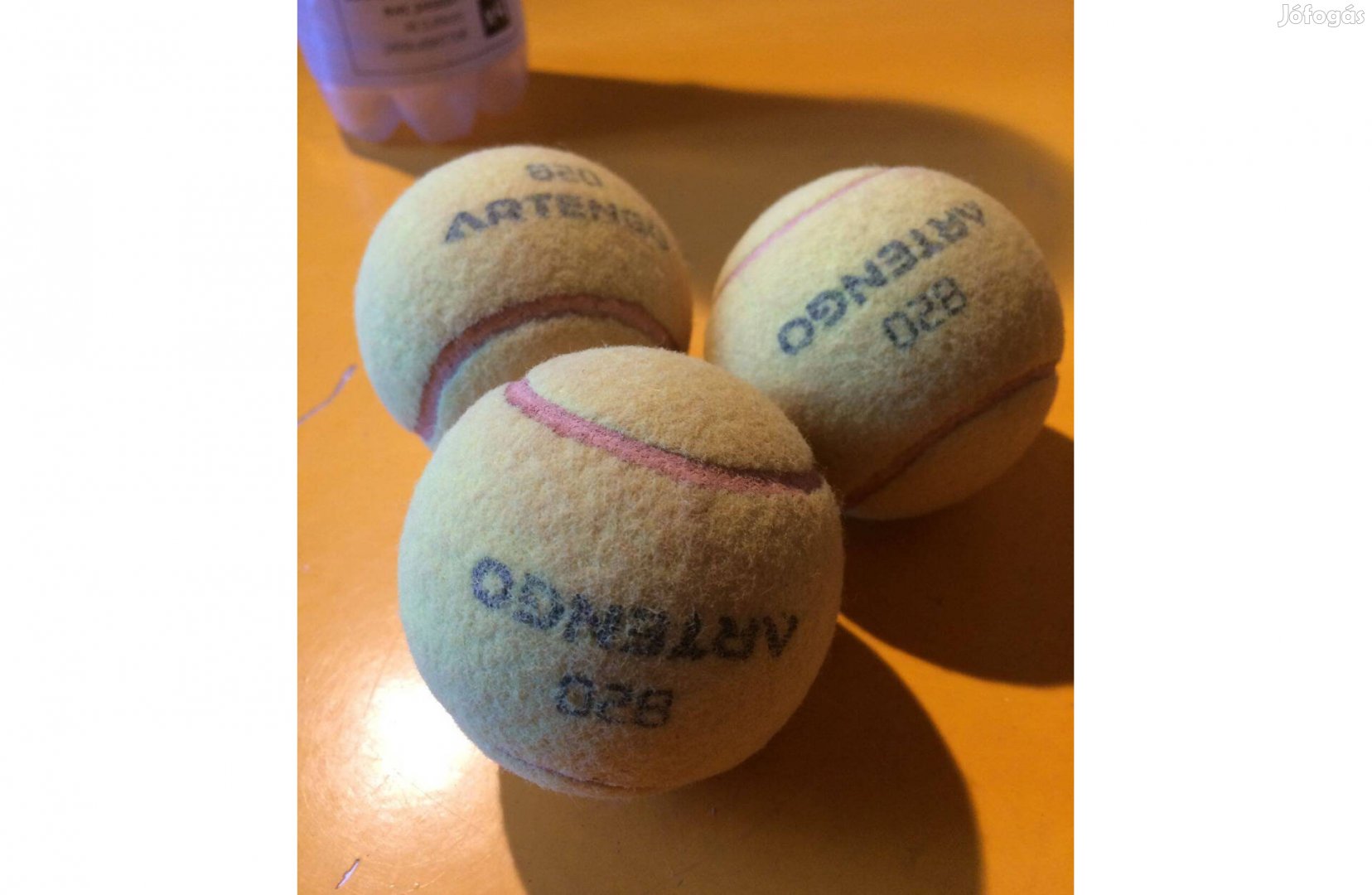 Artengo teniszlabdák dobozában