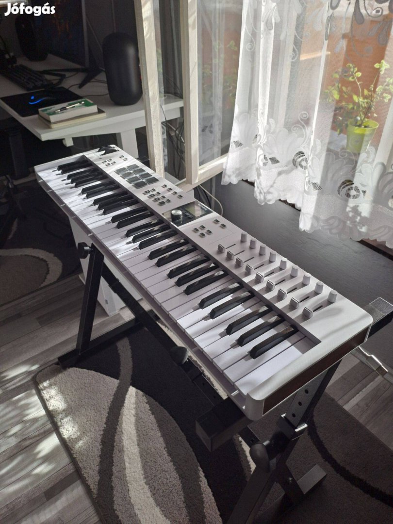 Arturia Keylab Essential 61 mk3 MIDI mesterbillentyűzet + ajándék