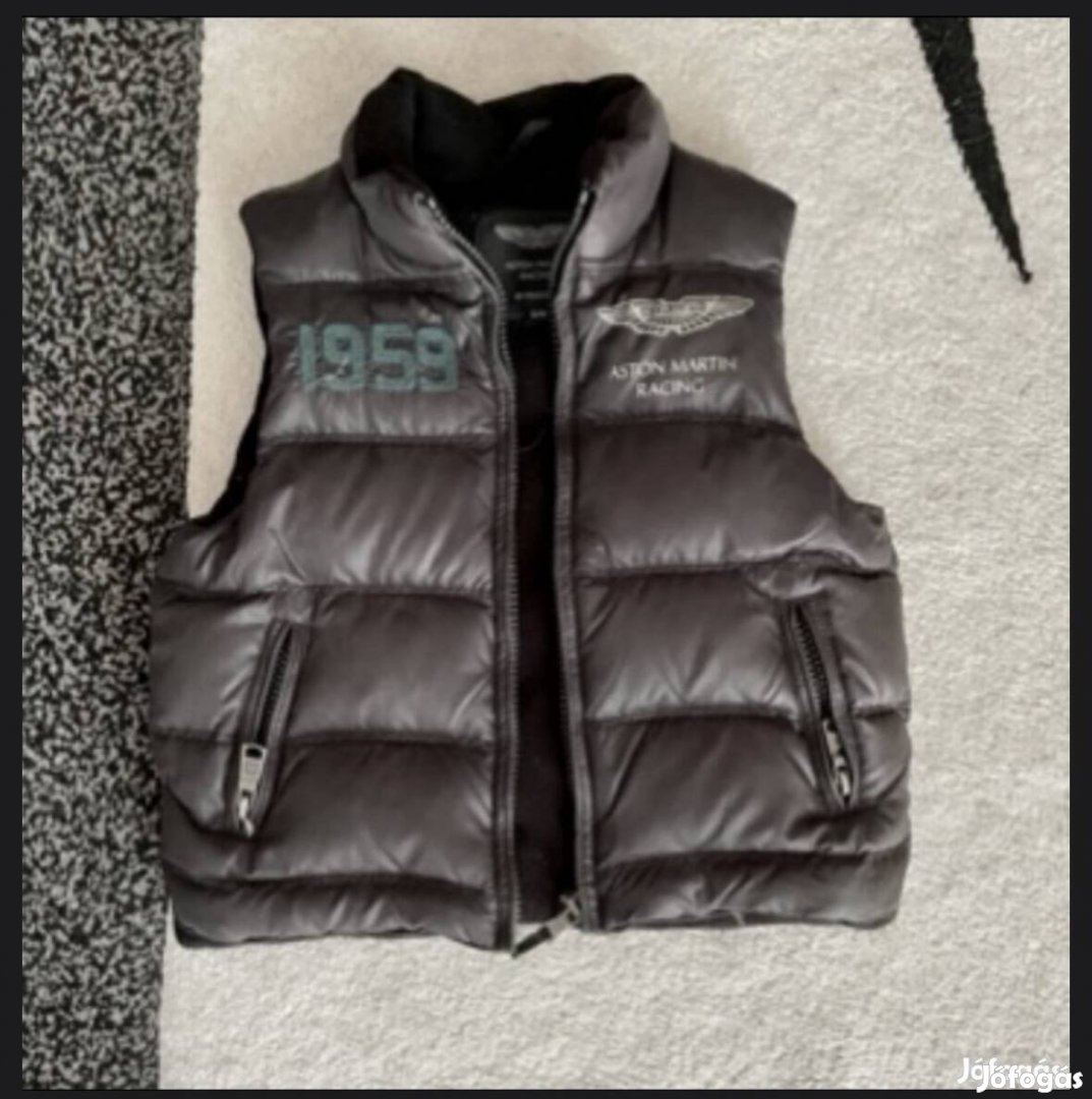 Aston Martin pufi melleny 4 év